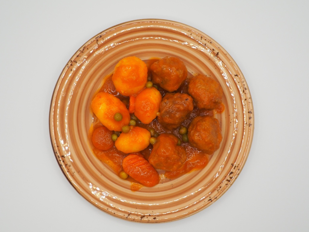 Albóndigas en salsa con patatas