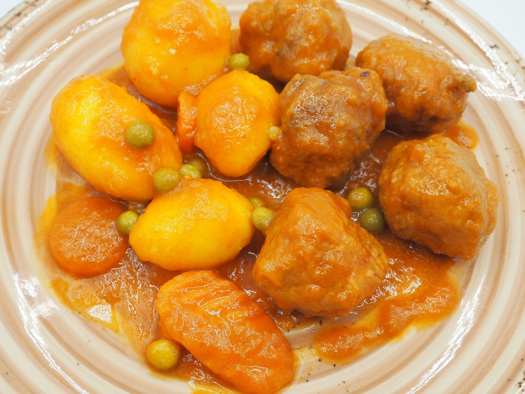 Albóndigas en salsa con patatas