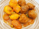 Albóndigas en salsa con patatas