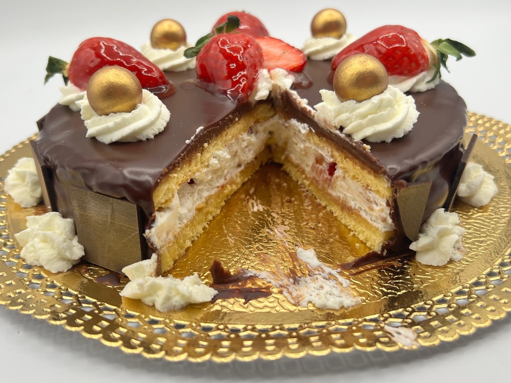 Tarta de Chocolate y Fresas con Nata
